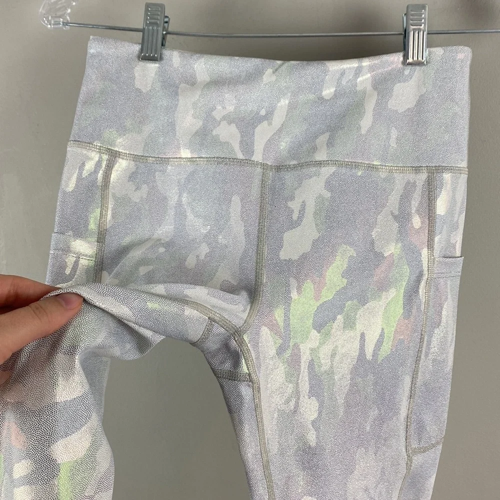 Zyia Womens Silver Metallic Camo Pocket Light n Tight Capri Leggings Size 6-8 - Picture 12 of 13